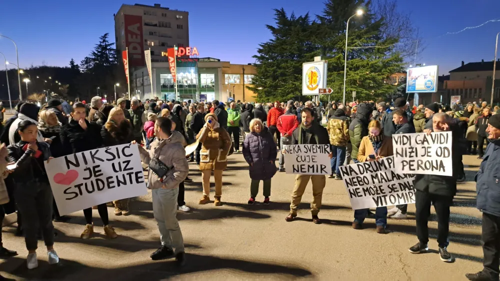 (VIDEO/FOTO) Nik&scaron;ić: Blokada raskrsnice kod hotela Оnohg&scaron;t