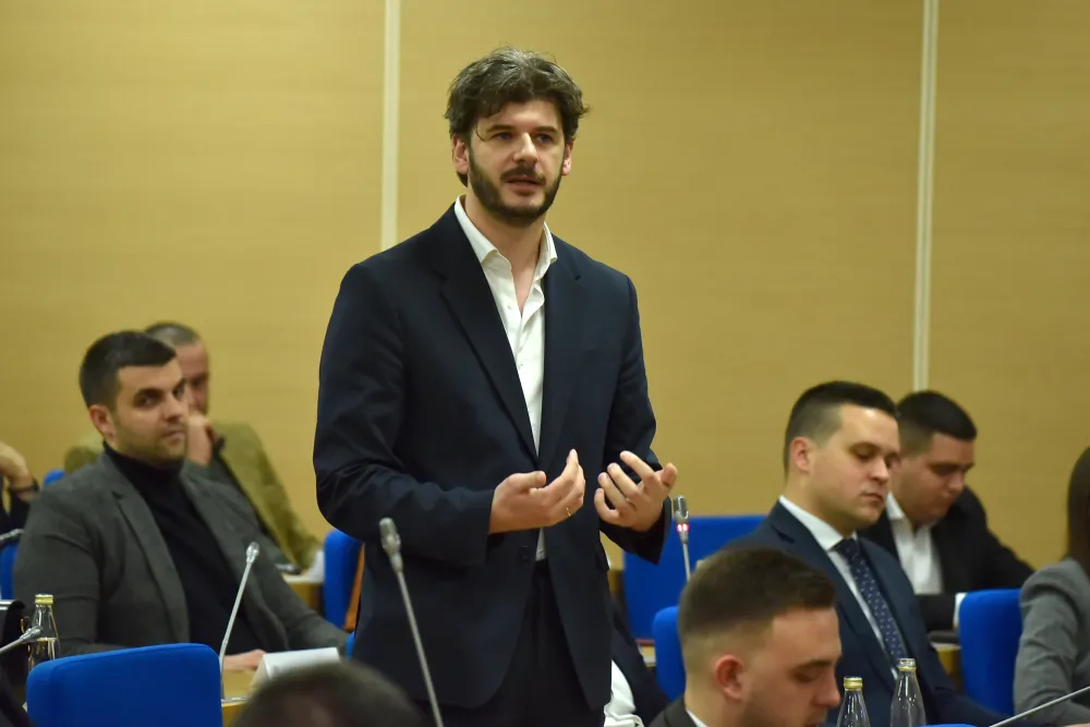 Čarapić: Da li je SD odlučio da vrati dugove iz svog džepa