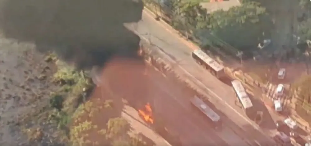 (VIDEO) Drama u Brazilu: Avion se sudario sa autobusom i zapalio se