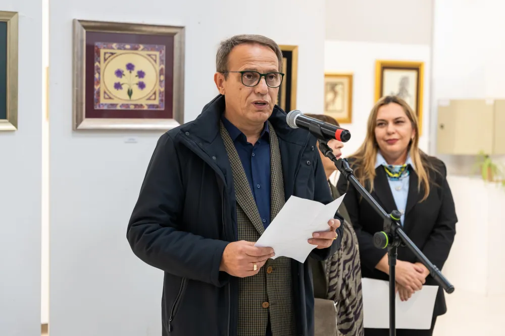 Izložba likovnog umjetnika Esada &Scaron;abotića: Bihorski ćilim kroz ebru umjetnost čuva od zaborava