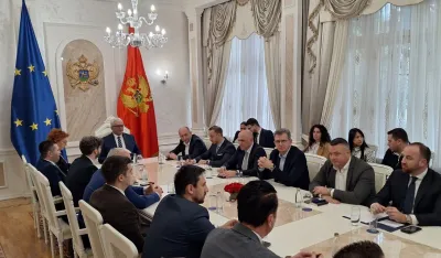 Slavili u Budvi, kapitulirali u državnom parlamentu