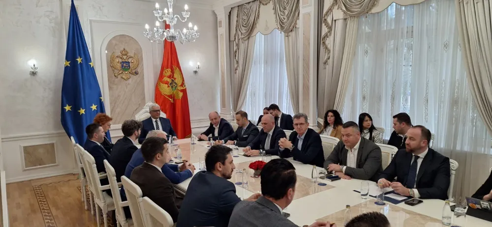 Slavili u Budvi, kapitulirali u državnom parlamentu