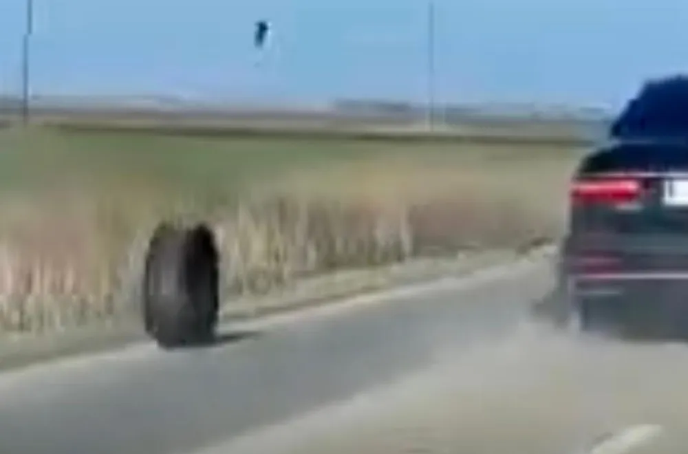 Otpao točak sa Vučićevog vozila