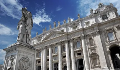 Bezbjednost u Vatikanu na testu, mu&scaron;karac iz Rumunije se popeo na oltar u Bazilici Svetog Petra