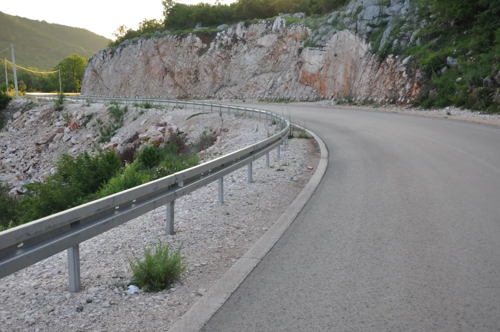Putevi suvi, u vi&scaron;im predjelima moguća poledica