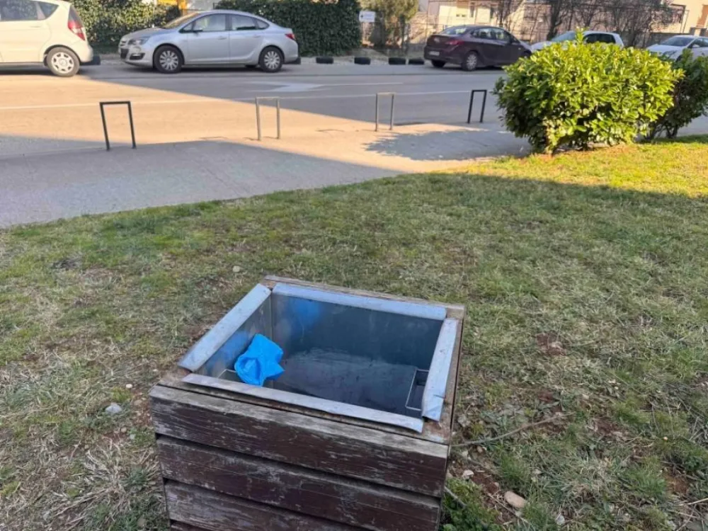 Канта за отпатке у којој је пронађено тијело новорођенчета