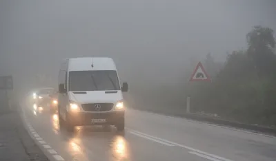 AMSCG: Oprez vozačima, putevi mokri i klizavi, vidljivost smanjena