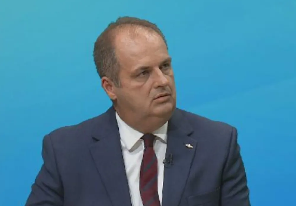 Nimanbegu pisao Spajiću: Podizanje cijena zakupa plaža učiniće nas skupom i nekonkurentnom destinacijom