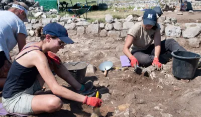 &Scaron;kola arheologije na lokalitetu Duklja (arhivski snimak)