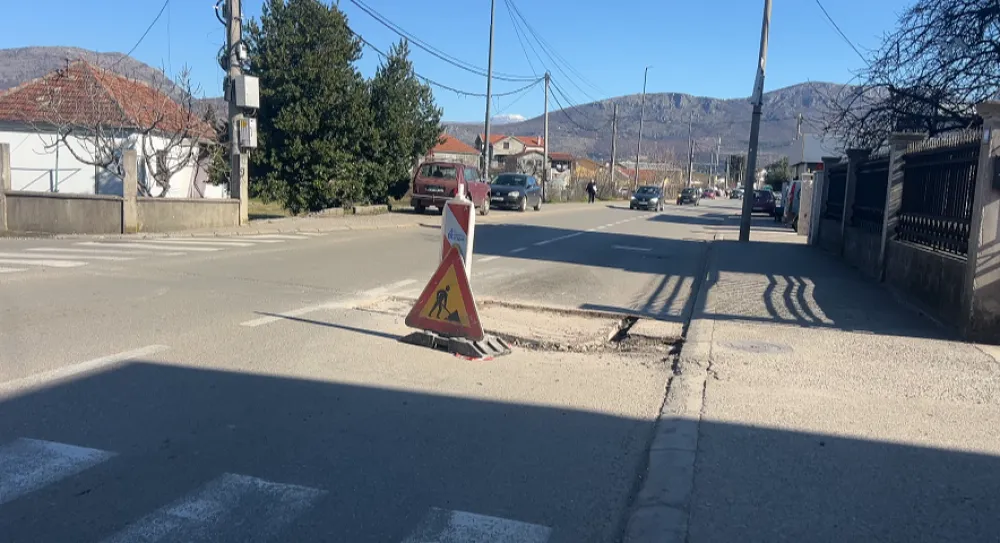 (VIDEO) Zakrpe vi&scaron;e ne pomažu, asfalt u Ulici Nikole Tesle udrobljen