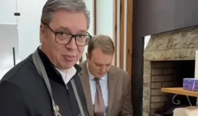 (VIDEO) Vučić sprema sendviče za građane: Vidimo se u Mitrovici u 17 časova