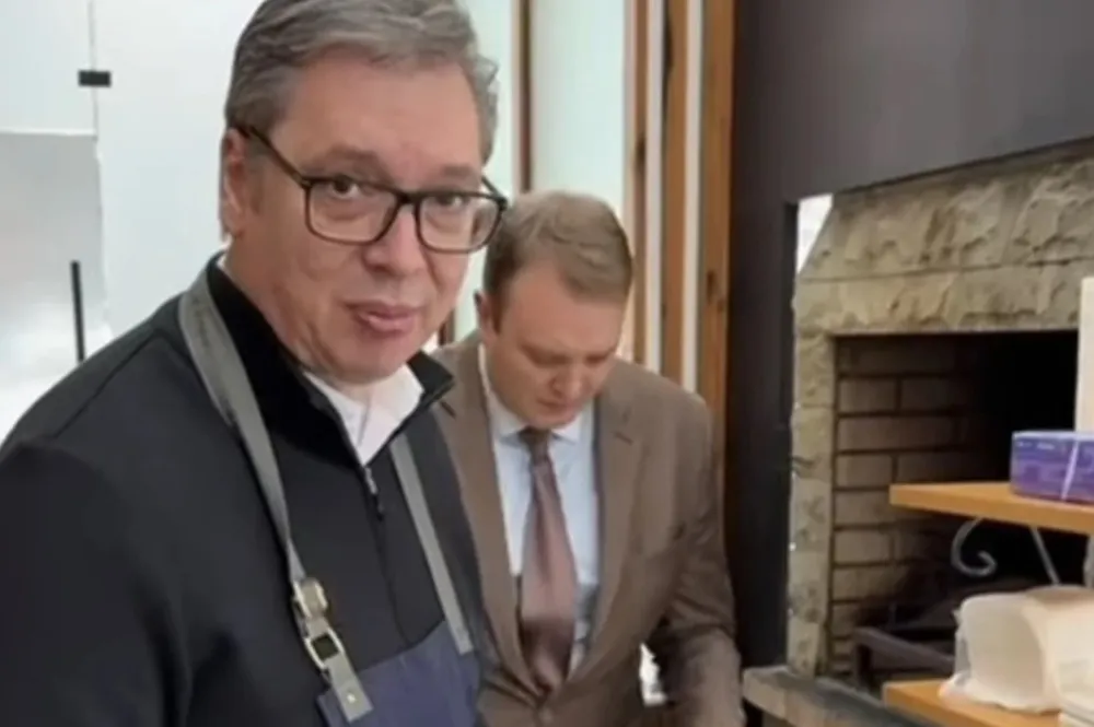 (VIDEO) Vučić sprema sendviče za građane: Vidimo se u Mitrovici u 17 časova