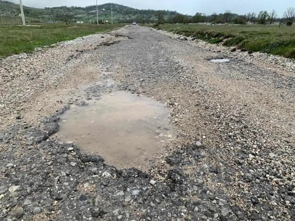 Ministar poljoprivrede obećava pomoć Piperima: Nasuće put od Radovča do Kamenika