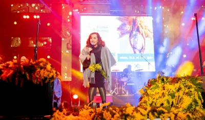 (FOTO) 56. Praznik mimoze: Noć za pamćenje uz koncerte regionalnih muzičkih diva i spektakularni maskenbal