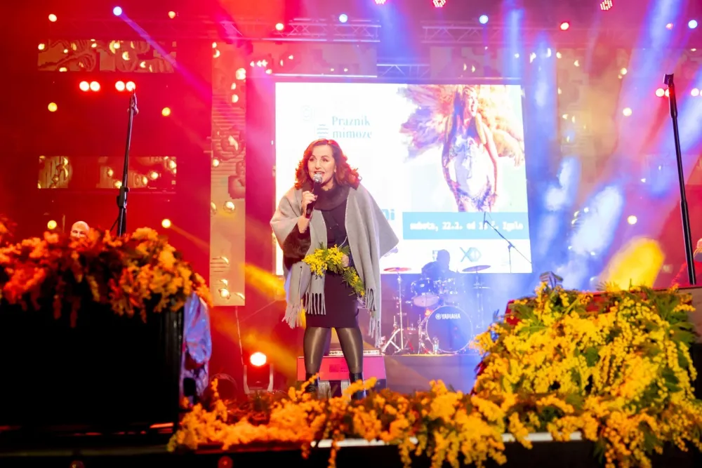 (FOTO) 56. Praznik mimoze: Noć za pamćenje uz koncerte regionalnih muzičkih diva i spektakularni maskenbal