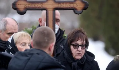 Godi&scaron;njica smrti Alekseja Navaljnog: Vi&scaron;e od 1.000 ljudi na njegovom grobu