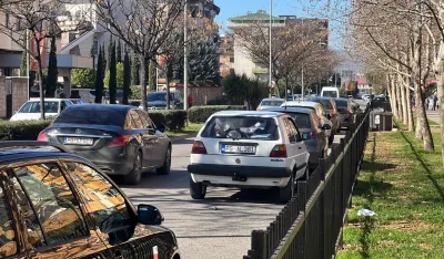 Na Bulevaru Pera Ćetkovića: Nepregledna kolona nepropisno parkiranih vozila
