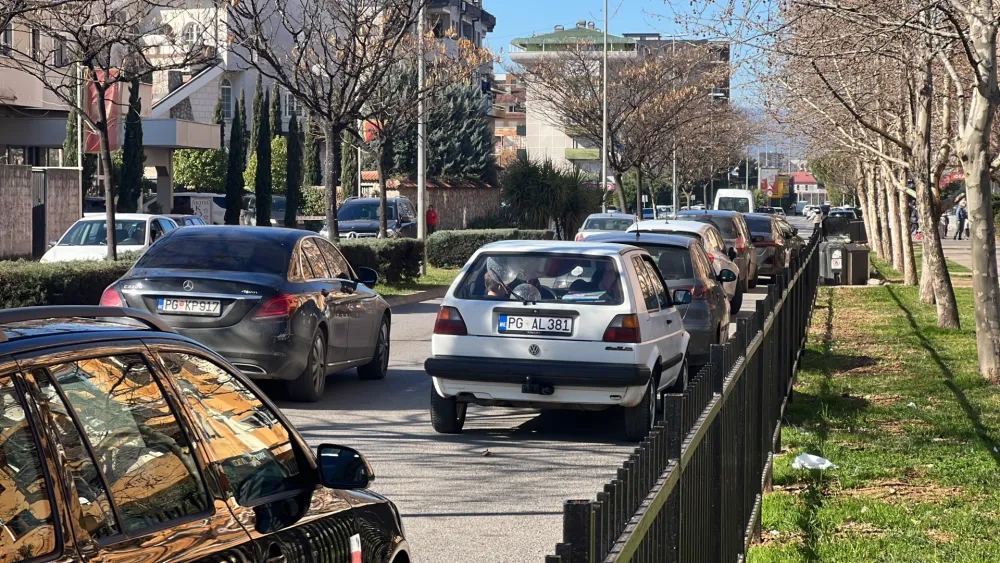 Na Bulevaru Pera Ćetkovića: Nepregledna kolona nepropisno parkiranih vozila