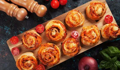 Napravite savr&scaron;ene pizza rolnice s ajvarom