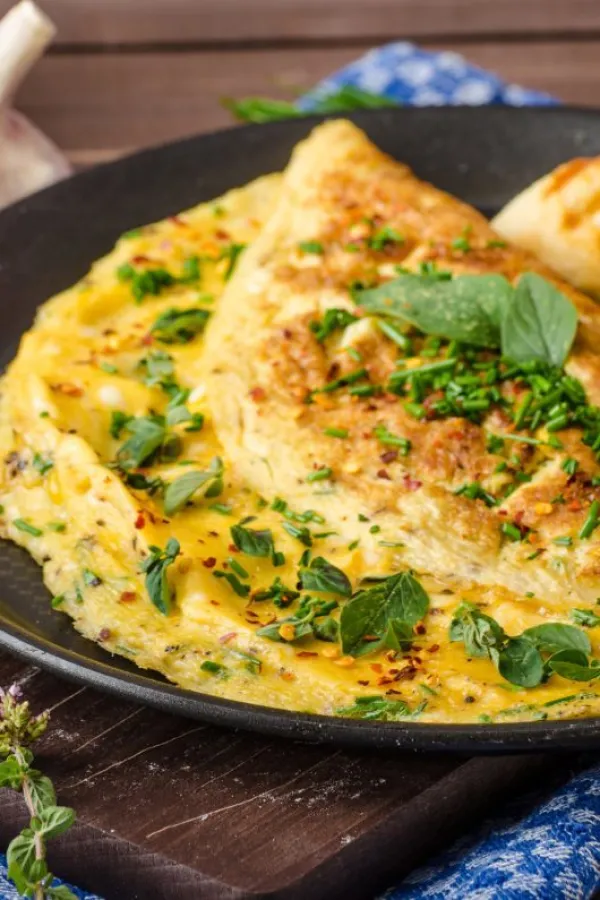 Omlet sa spanaćem i začinskim biljem za brz a zdrav doručak