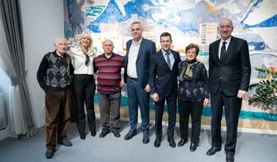 Predstavnici gradske uprave sa penzionerima 