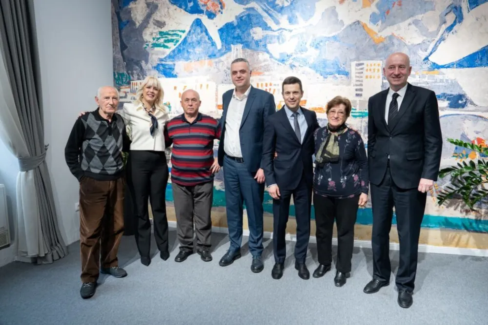 Predstavnici gradske uprave sa penzionerima 