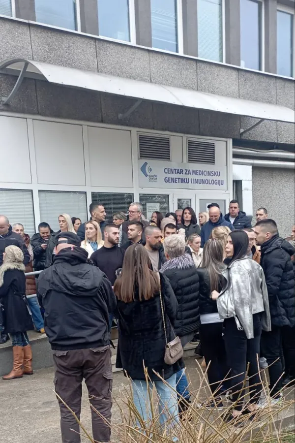 Svakodnevna okupljanja ispred KCCG do ispunjavanja zahtjeva: Obezbjeđenje da čuva zaposlene u Urgentnom