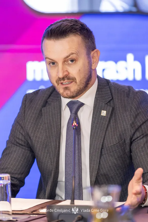 Ministarstvo javne uprave je prije godinu dana predložilo odluke u vezi sa rje&scaron;avanjem stanja u lokalnim samoupravama, saop&scaron;tio je ministar javne uprave&nbsp;Mara&scaron; Dukaj, dodajući da je prije mjesec podsjetio predsjednika Skup&scaron;tine&nbsp;Andriju Mandića&nbsp;na moguće posljedice.