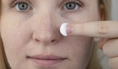 Perutanje kože lica i tijela: Za&scaron;to nastaje i kako rije&scaron;iti problem?