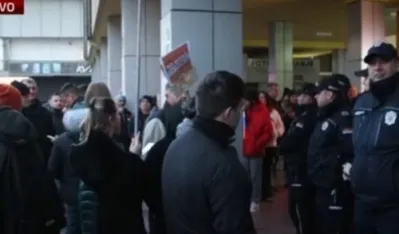 Građani jajima zasuli policiju koja čuva ulaz u kraljevačku Skup&scaron;tinu