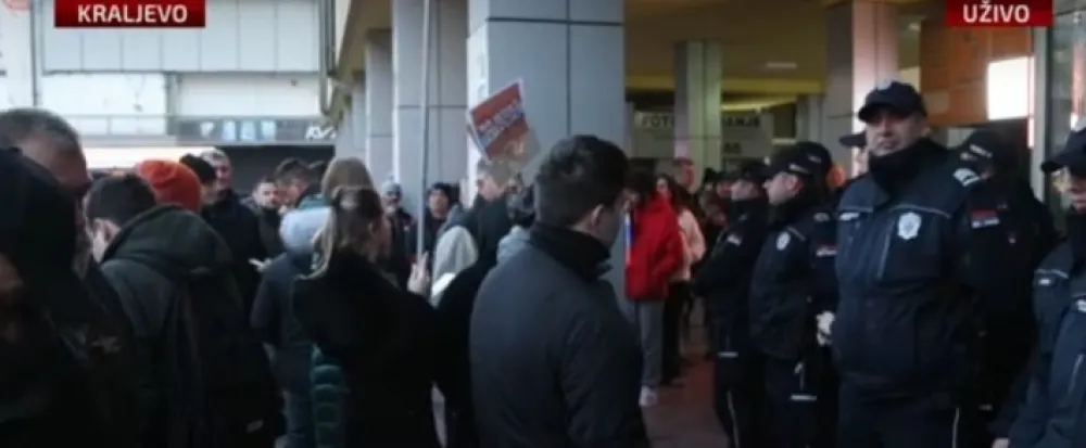 Građani jajima zasuli policiju koja čuva ulaz u kraljevačku Skup&scaron;tinu