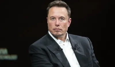 Ilon Mask pokazao testeru, poklon argentinskog predsjednika: &bdquo;Ovo je testera za birokratiju&ldquo;