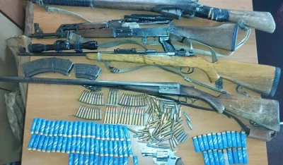 Pretresi na vi&scaron;e lokacija: Oduzeto oružje, droga i luksuzno vozilo, podnijete prijave