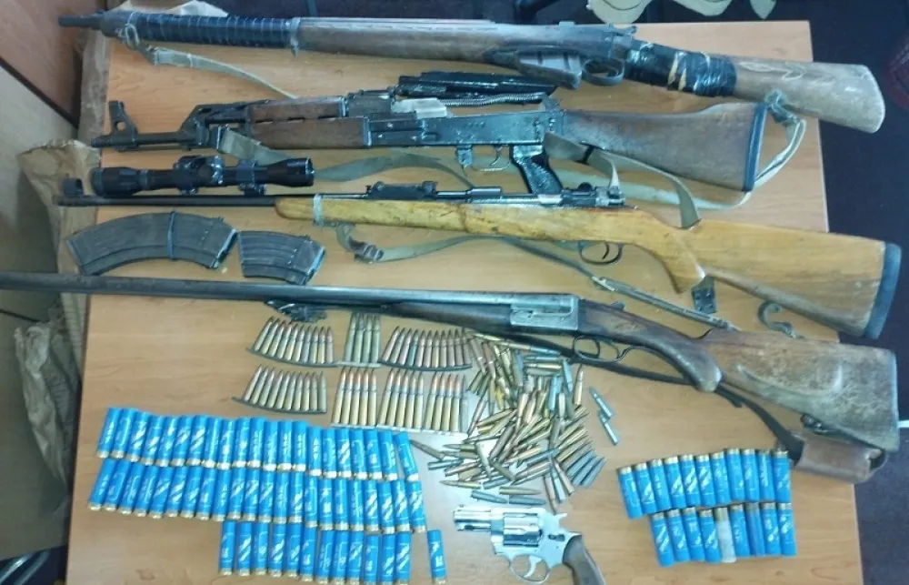 Pretresi na vi&scaron;e lokacija: Oduzeto oružje, droga i luksuzno vozilo, podnijete prijave