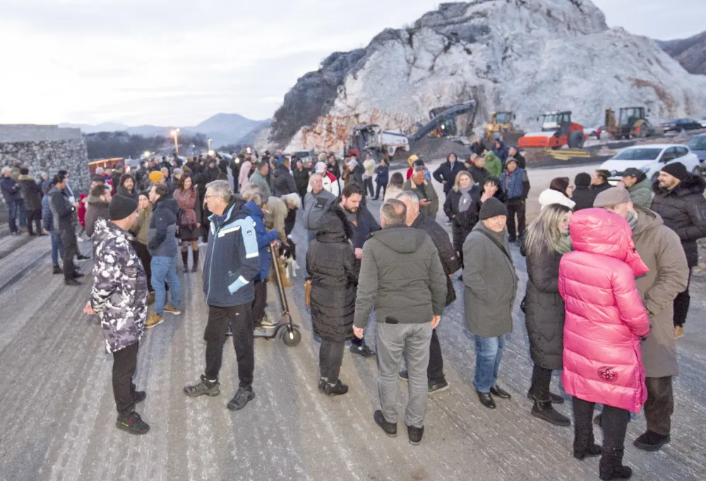 Protesti na Cetinju: Građani blokirali put u znak podr&scaron;ke studentima