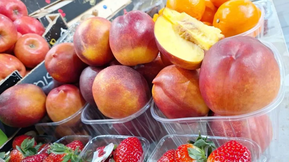 Kilogram nektarina deset eura