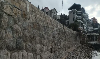 Potporni zid na &scaron;etali&scaron;tu u Sutomoru