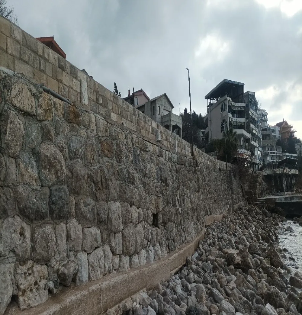 Potporni zid na &scaron;etali&scaron;tu u Sutomoru