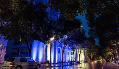 Zgrada Vlade osvijetljena bojama ukrajinske zastave