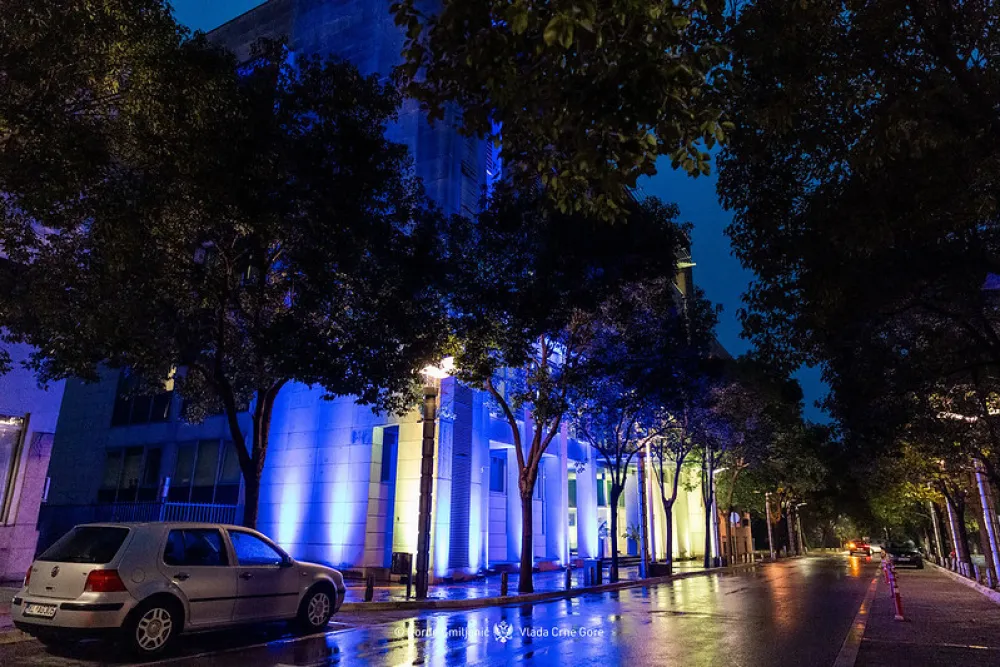 Zgrada Vlade osvijetljena bojama ukrajinske zastave