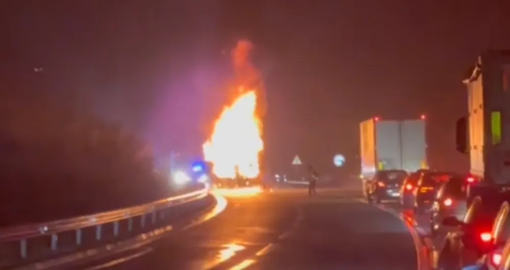 (FOTO) Na putu Nik&scaron;ić &ndash; Podgorica izgorio &scaron;leper