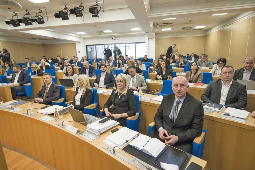 Vlast na granici odborničke većine