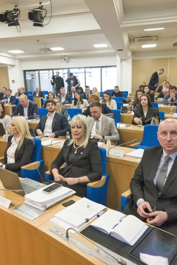 Vlast na granici odborničke većine