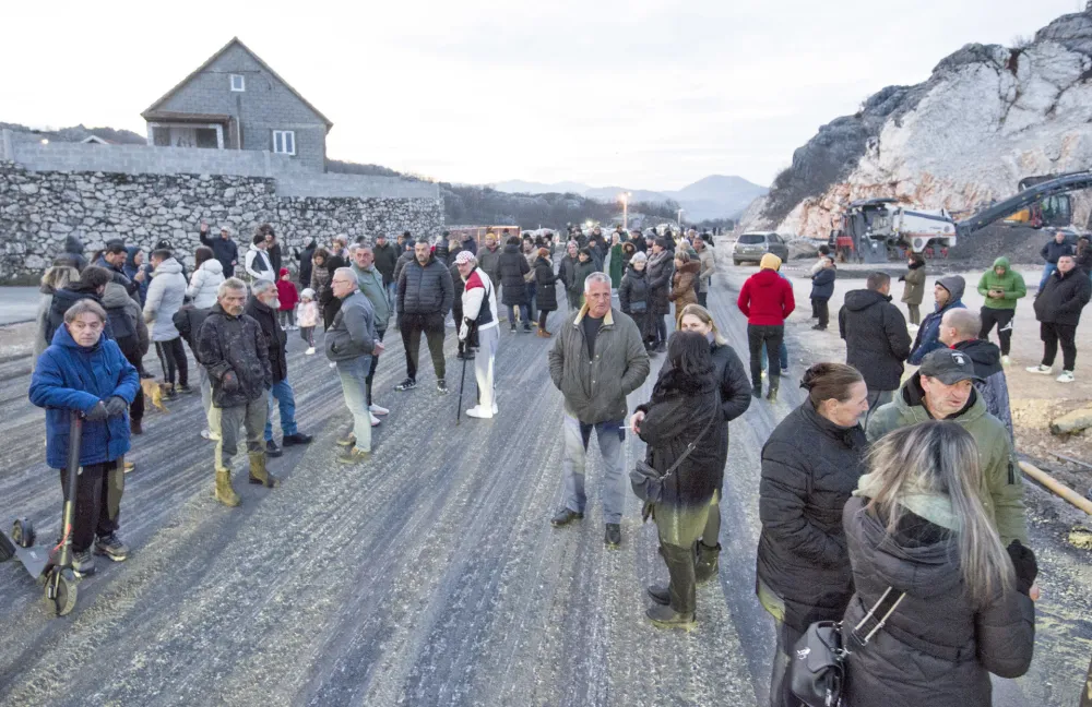 Cetinjani i danas blokirali saobraćaj