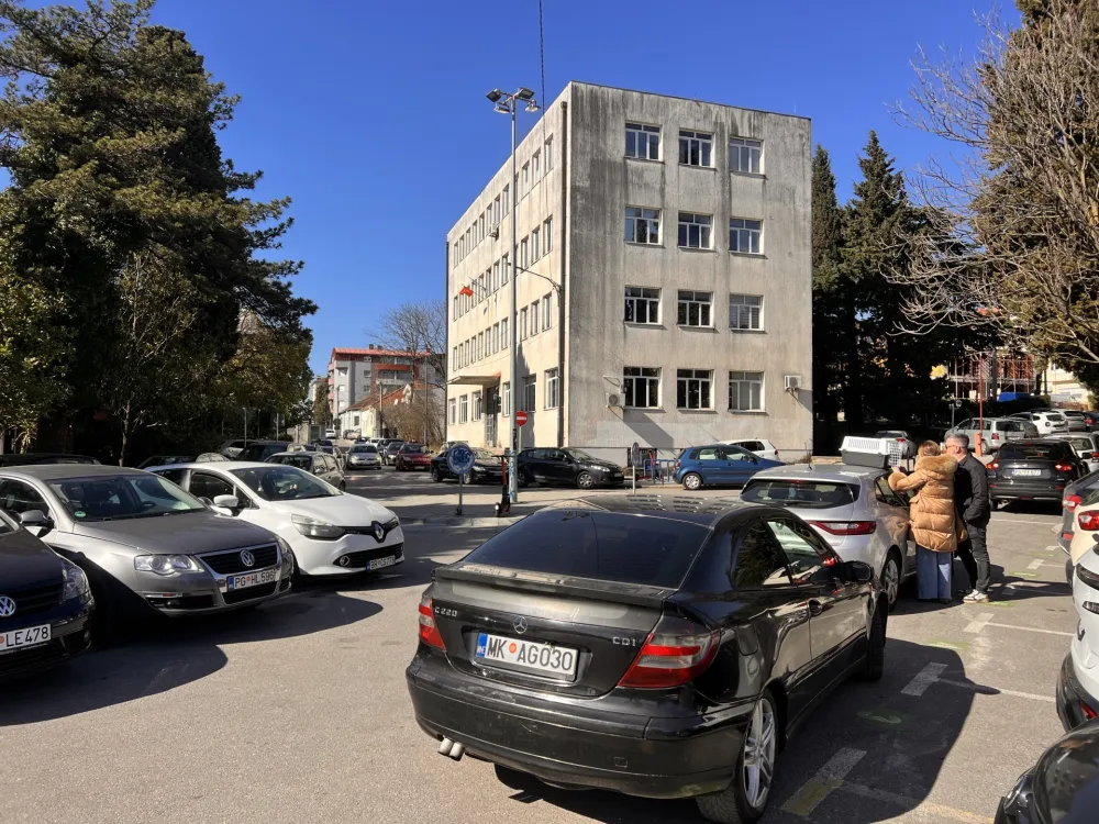 (FOTO/VIDEO) Na Obali Ribnice&nbsp;usred kružnog toka parkiraju vozila