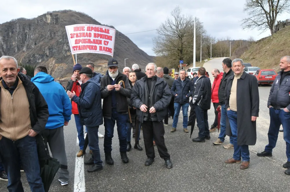 Sa skupa u &Scaron;avniku poručeno: Ne može se priznati vlast koja nije proistekla iz slobodnih izbora