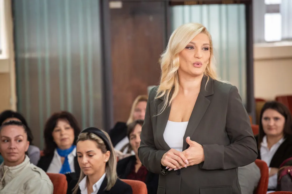 Ivana Karađinović ispred Građanskog pokreta URA