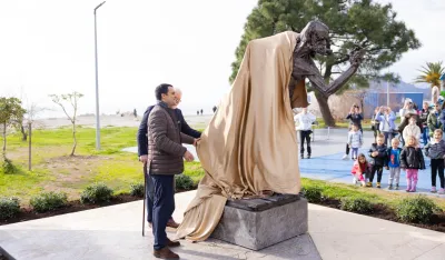 (FOTO) Otkriven spomenik Uro&scaron;u To&scaron;koviću; Raičević: Bar je grad koji promovi&scaron;e kulturu, razumije umjetnost i podržava stvarala&scaron;tvo