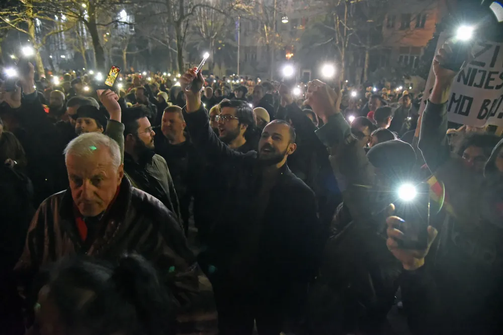 Oko 200 prosvjetnih radnika podržalo proteste Kamo sjutra