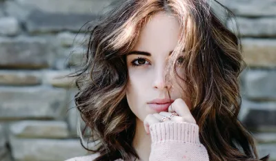 Tri najbolje slojevite frizure za kosu srednje dužine